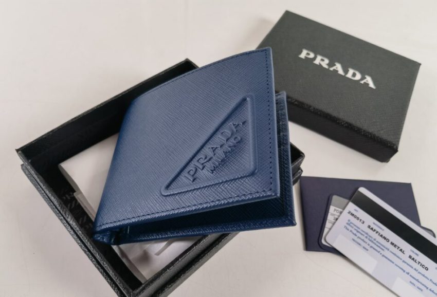 Replica Prada BiFold Wallet - ultra-realistic fake designer tote