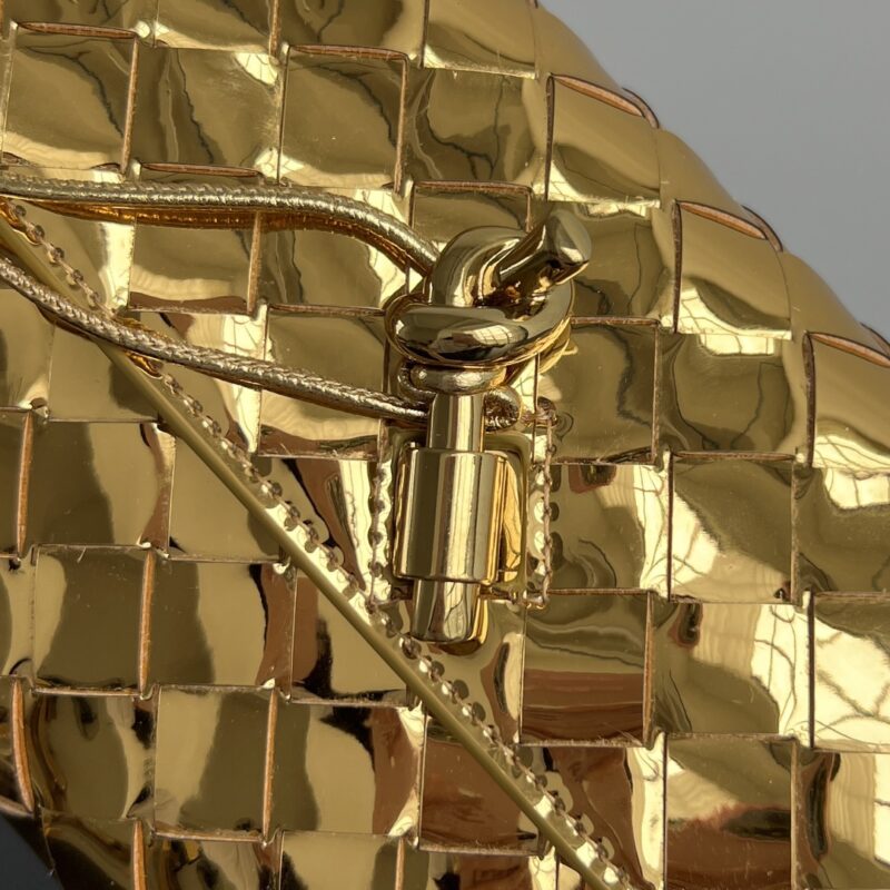 Replica Bottega Veneta Andiamo Clutch Wallet - realistic designer-inspired fake bag