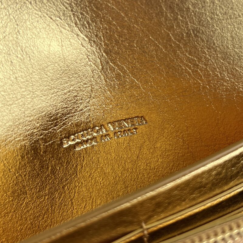 Replica Bottega Veneta Andiamo Clutch Wallet - ultra-realistic fake designer tote
