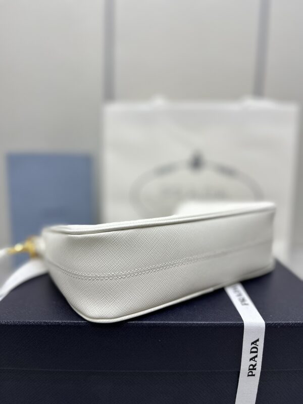Replica Prada Re-Edition White 2005 - realistic designer-inspired fake bag