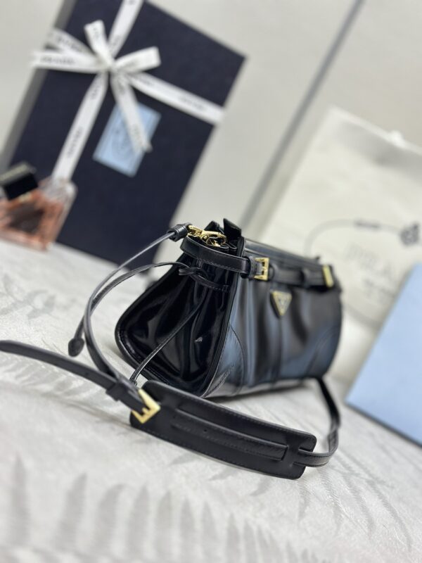 Replica Prada Leather Handbag Black - high-accuracy replica luxury purse
