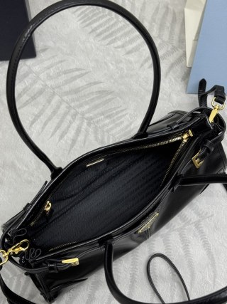 Replica Prada Black Leather bag - ultra-realistic fake designer tote