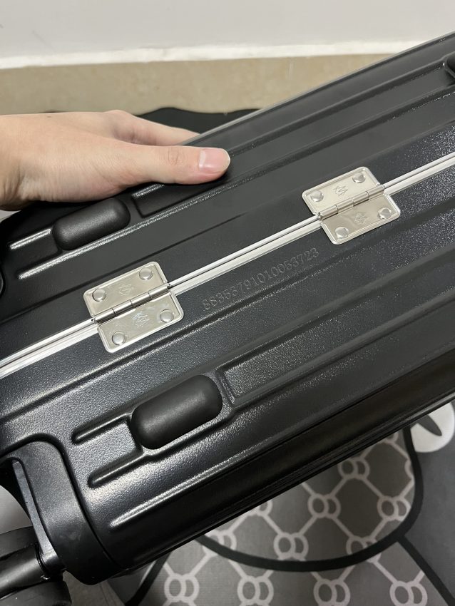 Replica Rimowa Hybrid Suitcase - realistic designer-inspired fake bag