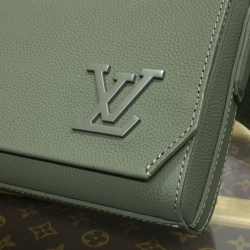 Replica Louis Vuitton Takeoff Messenger - high-quality designer bag clone