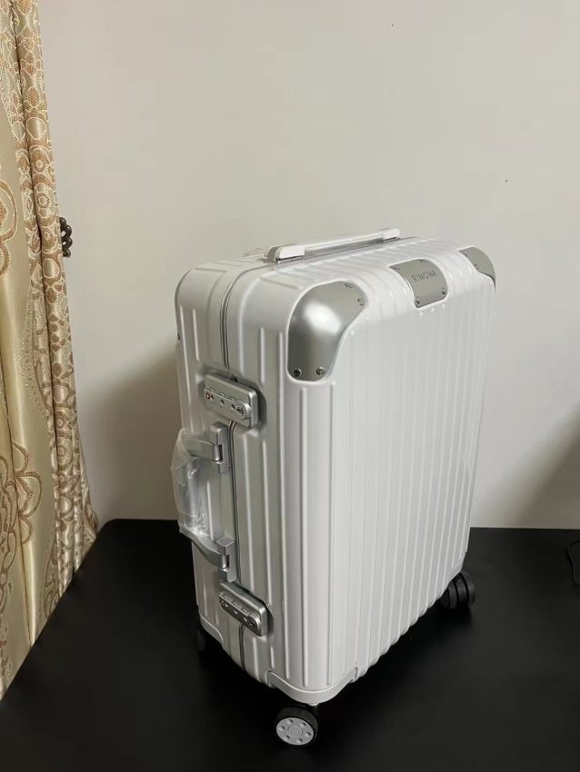Replica Rimowa Hybrid Suitcase - ultra-realistic fake designer tote